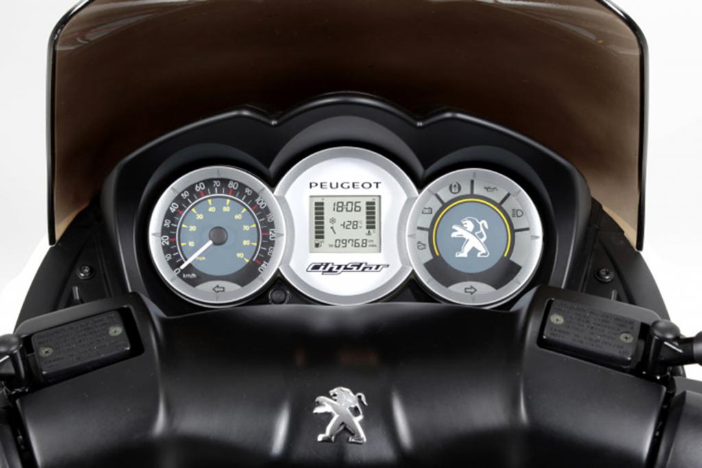 Das Cockpit bietet analoge und digitale Anzeigen