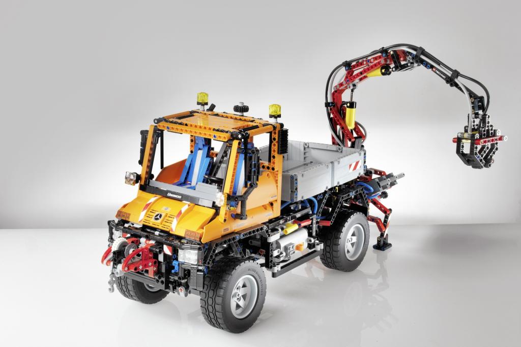 Das Modell besteht aus mehr als 2.000 Teilen, inklusiv E-Motor und Pneumatik