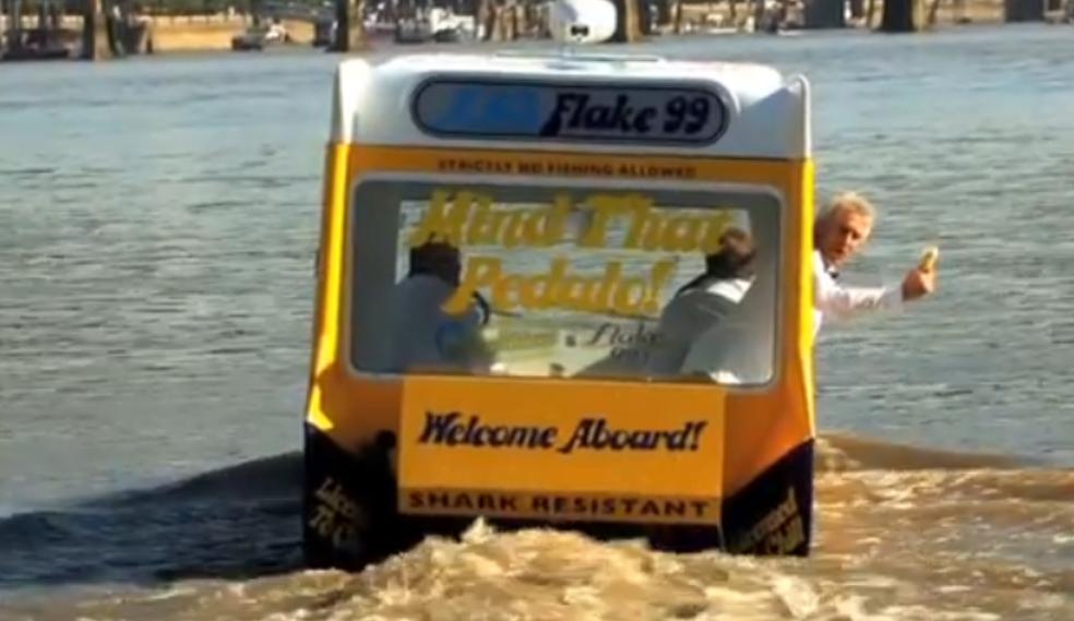 Der Amphibien-Eiswagen in Aktion auf der Londoner Thames