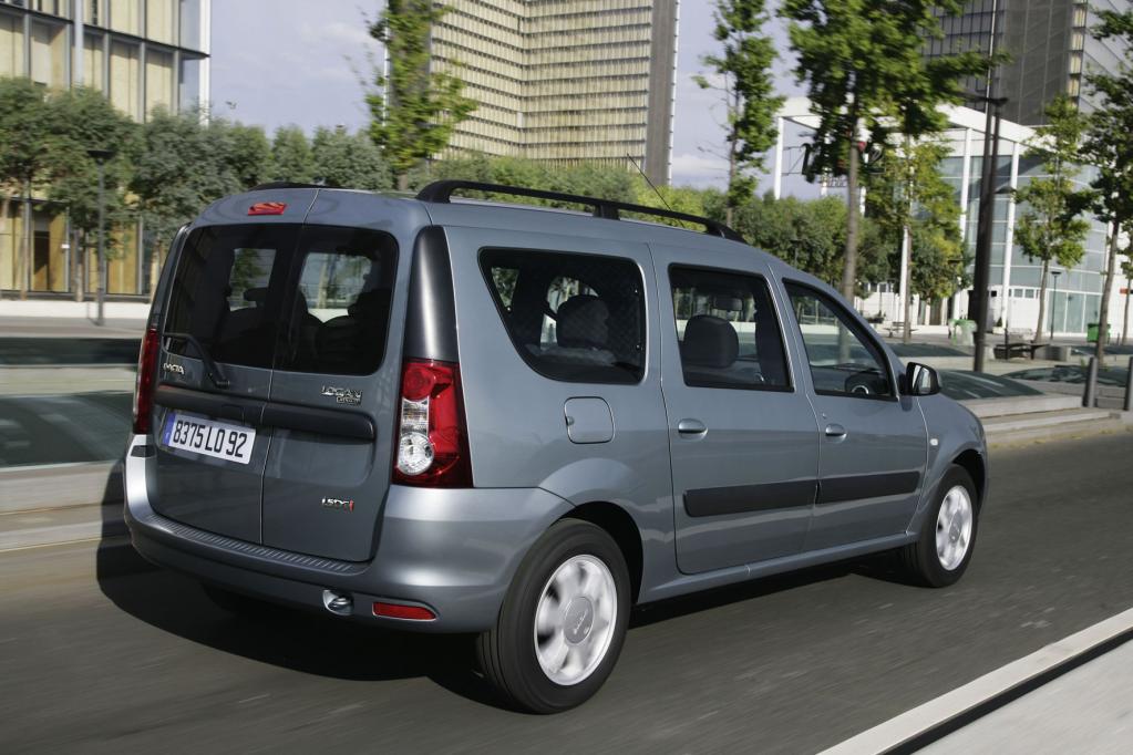 Der Dacia Logan MCV kann ebenfalls mehr als 2 000 Liter Ladung verstauen, zumindest, wenn die hintere Rückbank umgelegt ist. 
