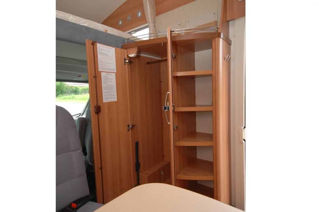 Der Kleiderschrank bietet viel Platz