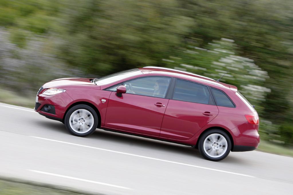Der Seat Ibiza ST gehört zu den kleinen Kombis und ist zumindest an der Front sehr schnittig gestaltet. 