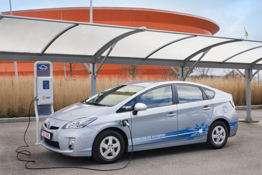 Der Toyota Prius Plug-in kann es in Sachen CO2-Ausstoß durchaus mit der Bahn aufnehmen. 