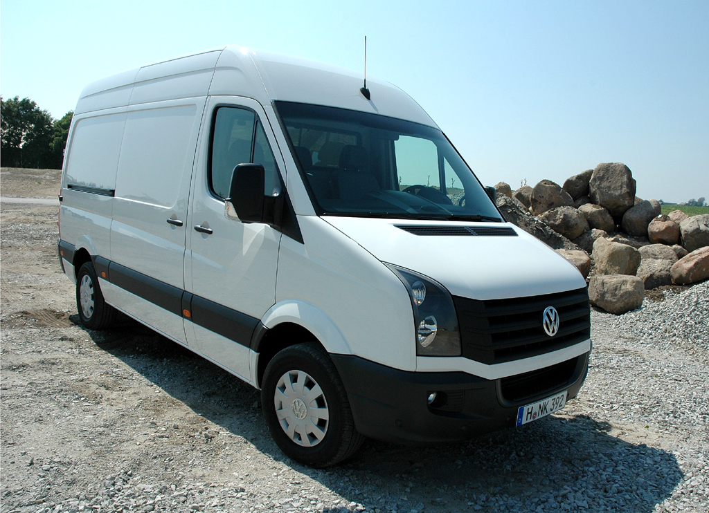 Der VW Crafter, hier als Kastenwagen, kommt jetzt weniger wuchtig daher. 