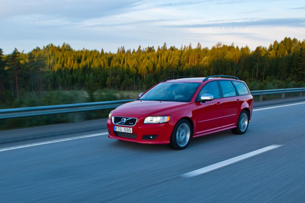 Der Volvo V50 rollt sehr klassisch daher. 