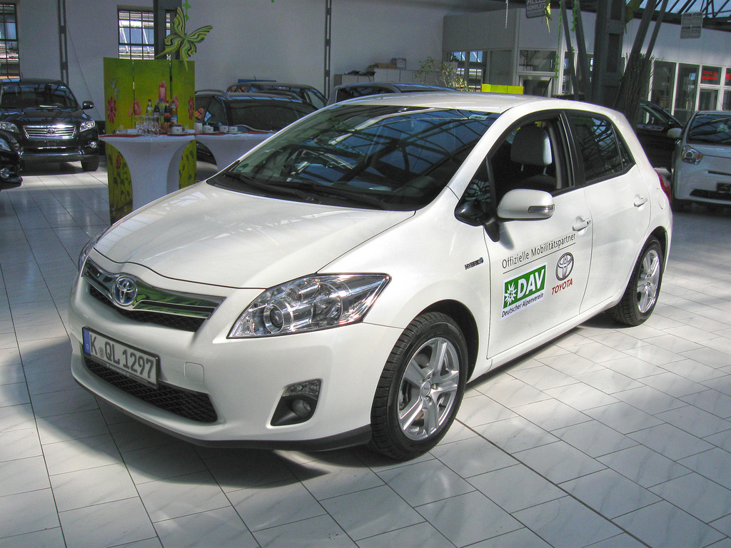 Der deutsche Alpenverein erhielt einen Toyota Auris Hybrid.