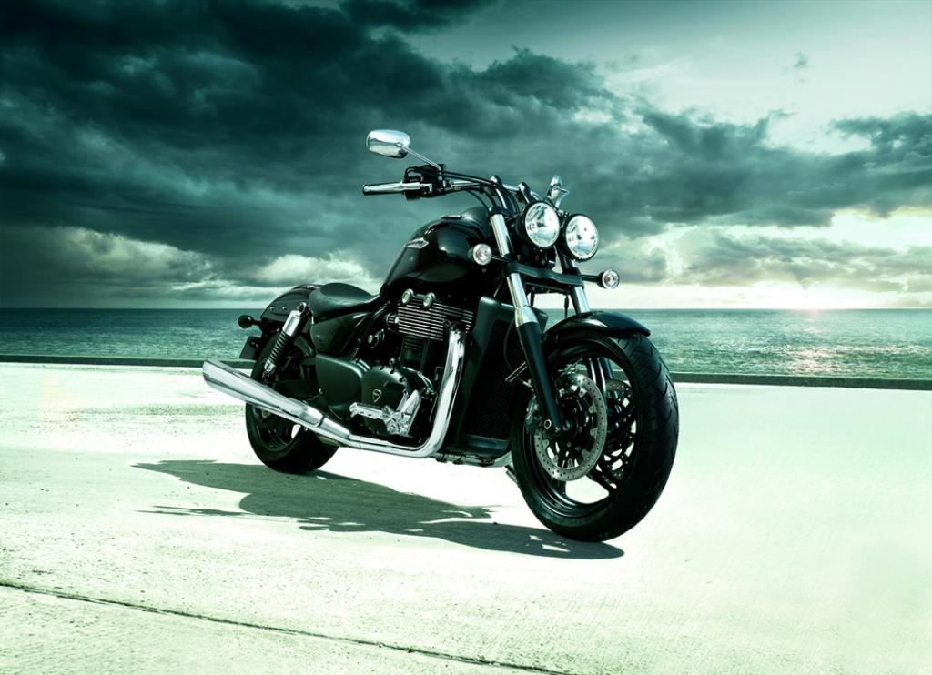 Der nun als Thunderbird Storm angebotene Power-Cruiser nutzt das Chassis der Standard-Thunderbird, gibt sich jedoch puristisch-düster. 