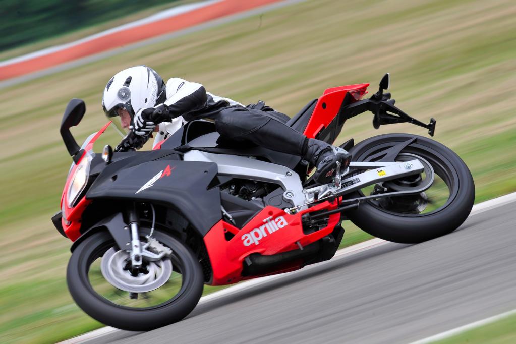 Die RS4 125 ist ein attraktives Leichtkraftrad im Stile der großen Superbikes RSV4R. 