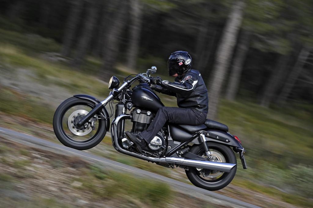 Die Thunderbird Storm beeindruckt mit 72 kW/98 PS sowie mit dem satten Drehmoment von 156 Nm, das bei recht entspannten 2 950 U/min anliegt. 