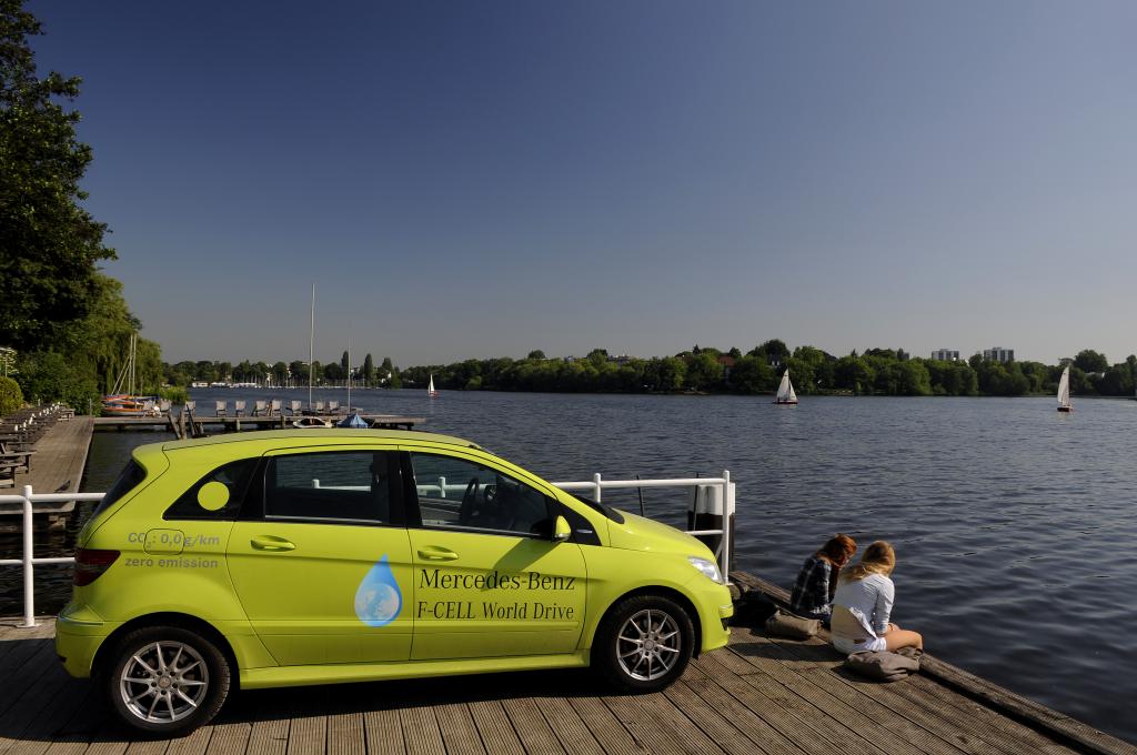 Die letzte Etappe des F-Cell World Drive führte das Team von Hamburg über Berlin und Nürnberg zum Hauptsitz von Mercedes-Benz in Stuttgart.