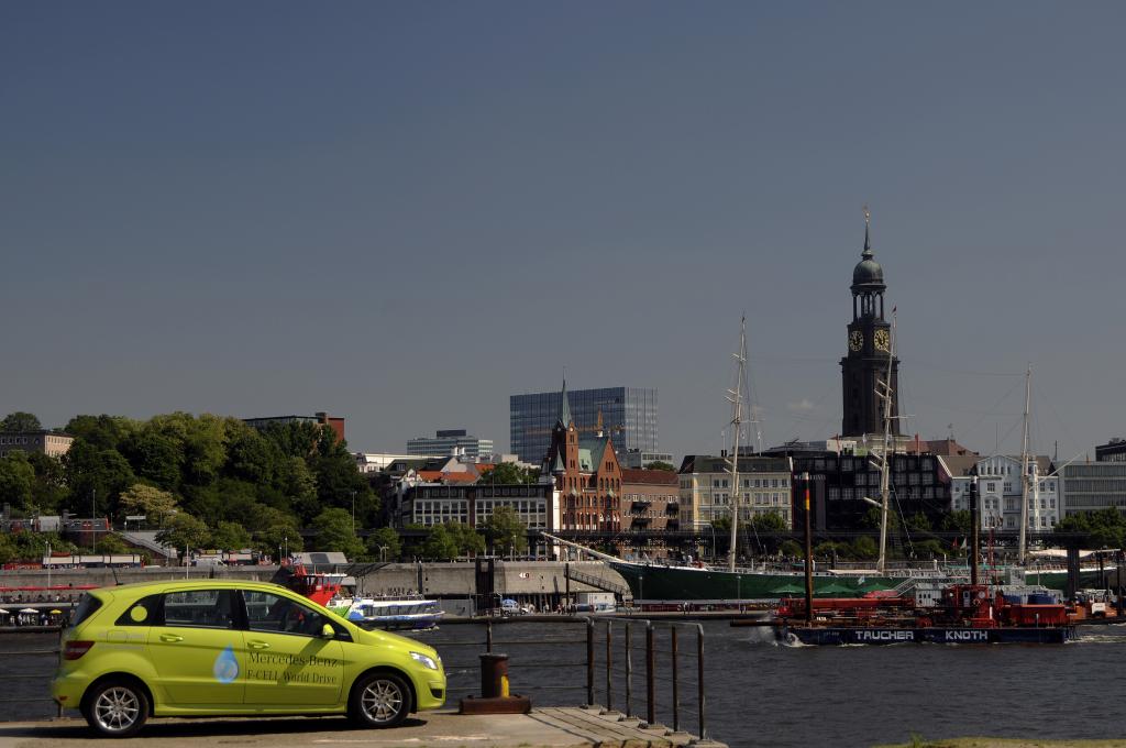 Die letzte Etappe des F-Cell World Drive führte das Team von Hamburg über Berlin und Nürnberg zum Hauptsitz von Mercedes-Benz in Stuttgart.
