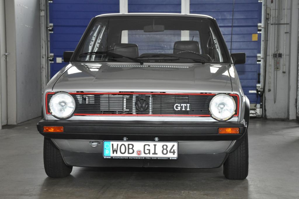 Die rote Umrandung des Kühlergrills  ist typisch für den GTI