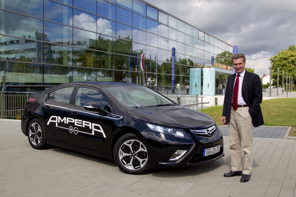 EU-Energie-Kommissar Günther Oettinger fuhr vom Flughafen Frankfurt aus mit dem elektrisch angetriebenen Opel Ampera.