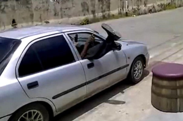Ein Autofahrer in Barbados hat seine ganz eigene Art entwickelt, in ein Auto einzusteigen
