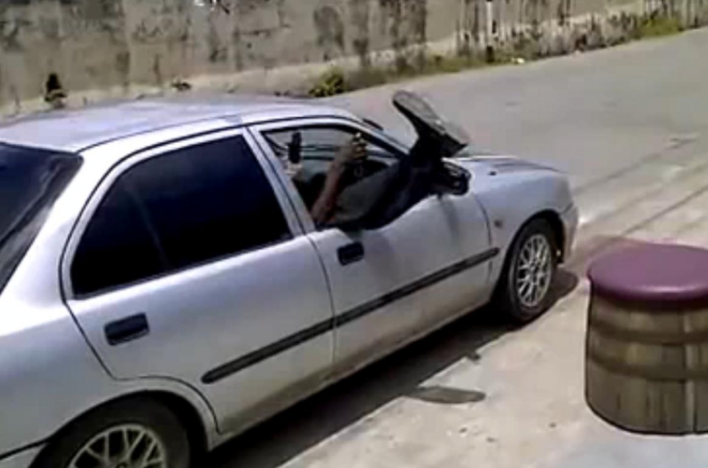 Ein Autofahrer in Barbados hat seine ganz eigene Art entwickelt, in ein Auto einzusteigen