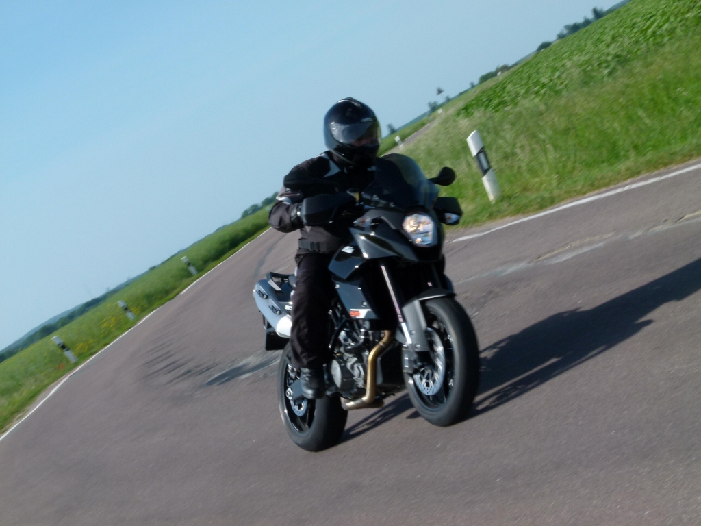 Fahrbericht KTM 990 Supermoto T black ABS: Suchtfaktor – die gehört verschlossen …!