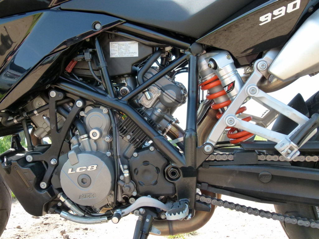 Fahrbericht KTM 990 Supermoto T black ABS: Suchtfaktor – die gehört verschlossen …!