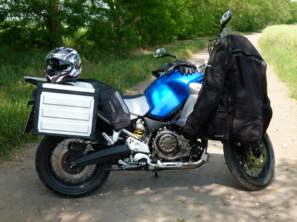 Fahrbericht Yamaha XT1200Z Super Ténéré ABS: Tausendsassa mit Charakter | Die Schutzkleidung von Buese bietet dank Air Flow System auch bei hohen Temperaturen angenehmen Tragekomfort.