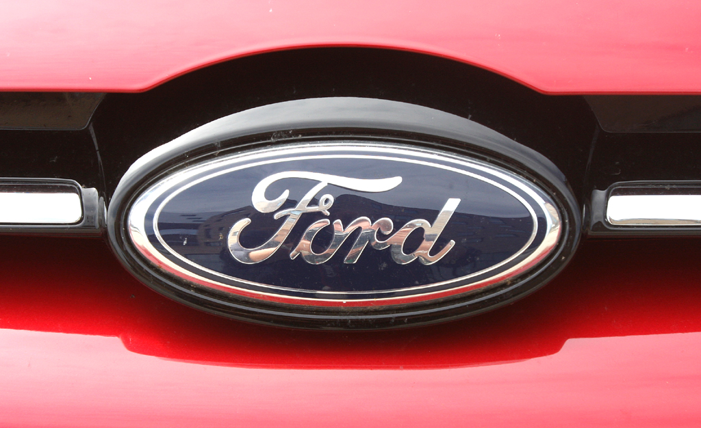 Ford Focus Turnier: Das Markenoval sitzt vorn direkt unter der Motorhaube. 