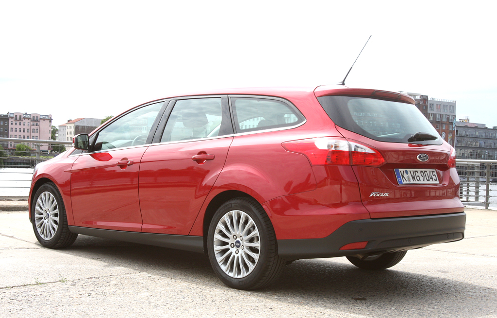 Ford Focus Turnier: Heck-/Seitenansicht des kompakten Kombis. 