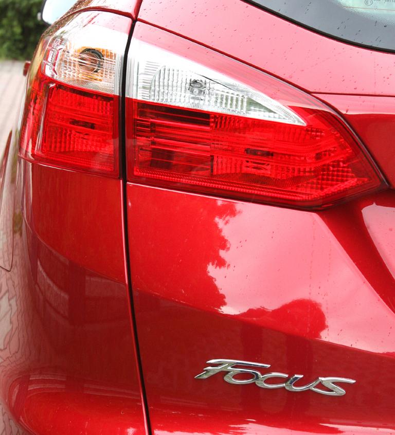 Ford Focus Turnier: Moderne Leuchteinheit hinten mit Modellschriftzug. 