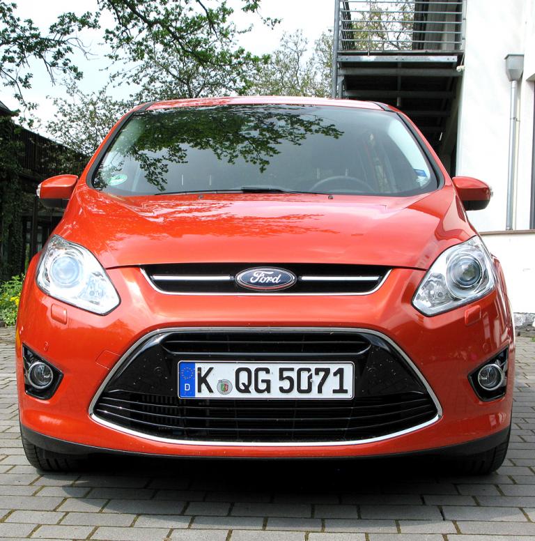 Ford Grand-C-Max: Blick auf die Frontpartie des sportlichen Kompaktvans. 