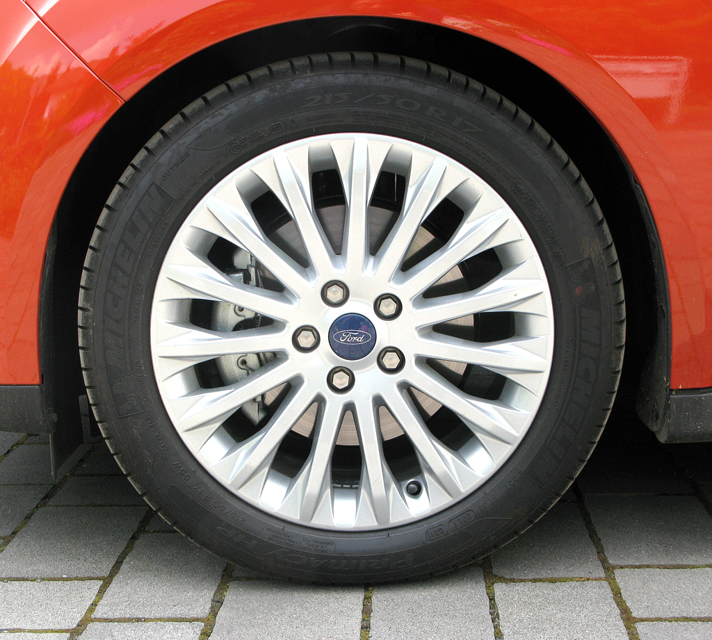 Ford Grand-C-Max: Blick auf die in diesem Fall 17-Zöller mit den 215er-Reifen. 