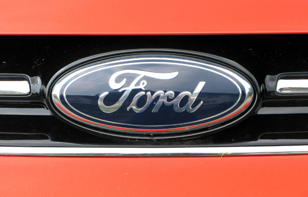 Ford Grand-C-Max: Das Markenoval sitzt vorn in der kleinen Kühlergrill-Leiste oben. 