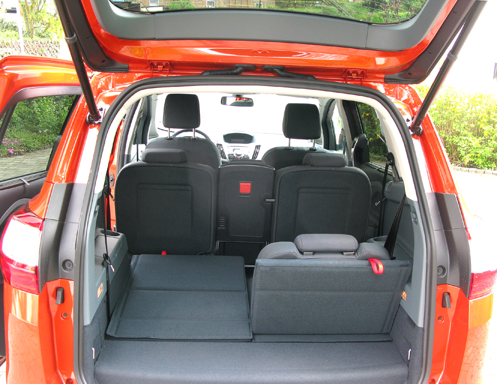 Ford Grand-C-Max: Ins Gepäckabteil passen hier fast 440 bis über 1740 Liter hinein. 