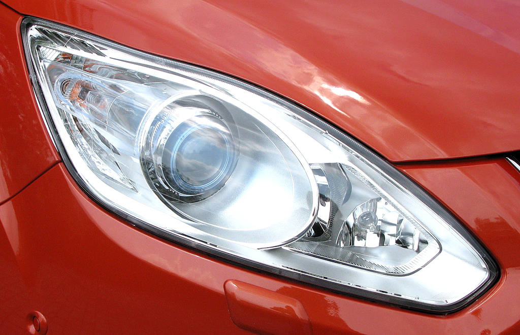 Ford Grand-C-Max: Moderne Leuchteinheit vorn. 