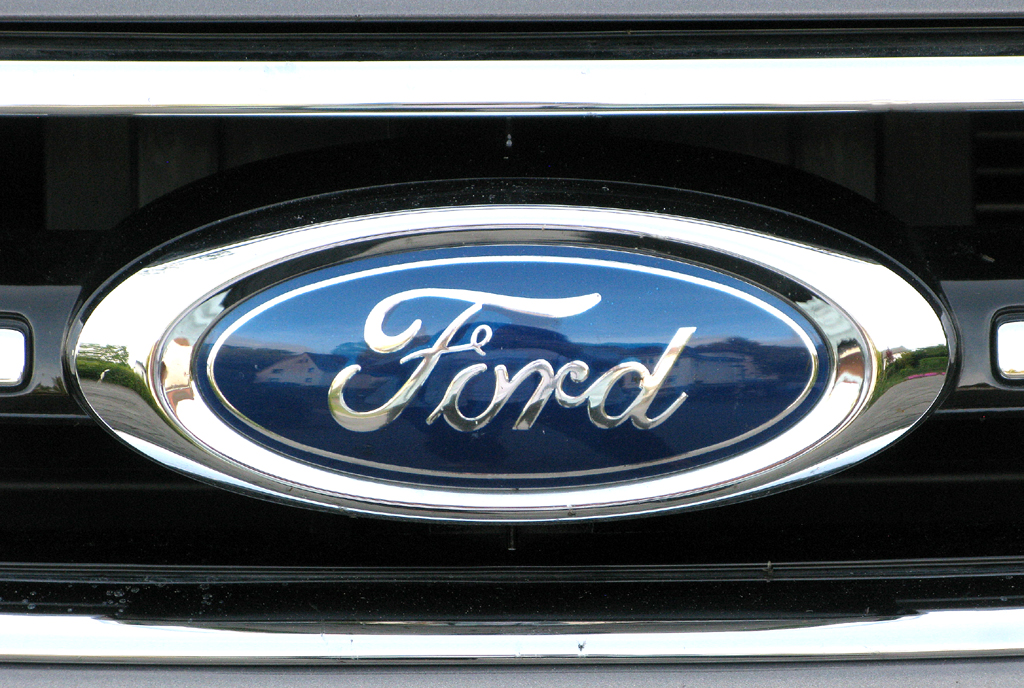 Ford Mondeo Diesel: Das Markenoval sitzt vorn in der schmaleren Kühlergrillleiste oben. 