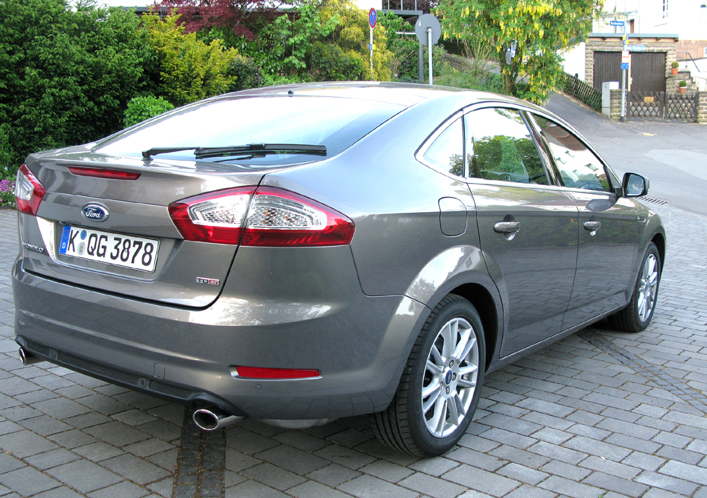 Ford Mondeo Diesel: Heck-/Seitenansicht der Limousine.