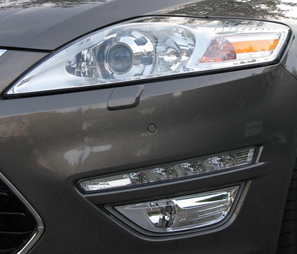 Ford Mondeo Diesel: Moderne Leuchteinheit vorn. 