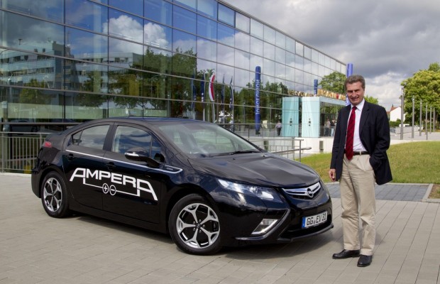 Günther Oettinger testet Elektroauto Opel Ampera