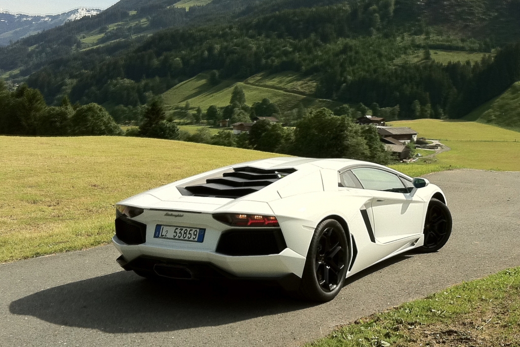 Gebaut wird der Supersportwagen zu großen Teilen in Handarbeit.