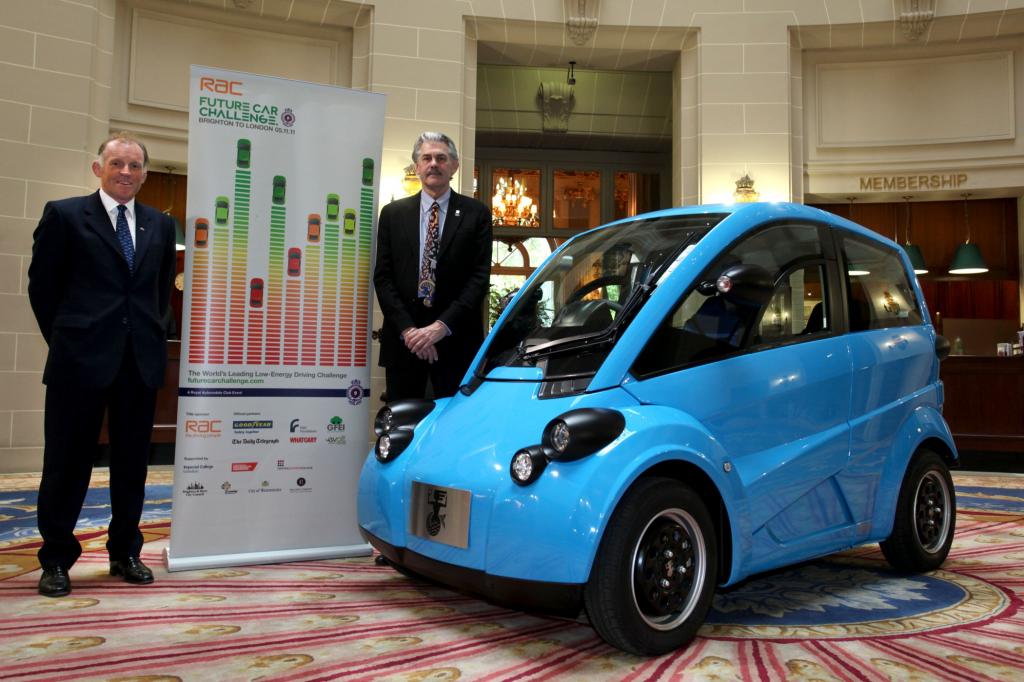 Gordon Murray (m.) mit seinem E-Auto