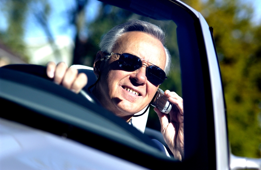 Handy im Auto: Über 1 000 Euro Strafe drohen