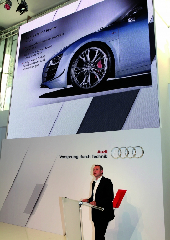 Hans-Joachim Radde, Leiter Sportfahrzeuge und Sonderserie quattro GmbH präsentiert den neuen Audi R8 GT Spyder.