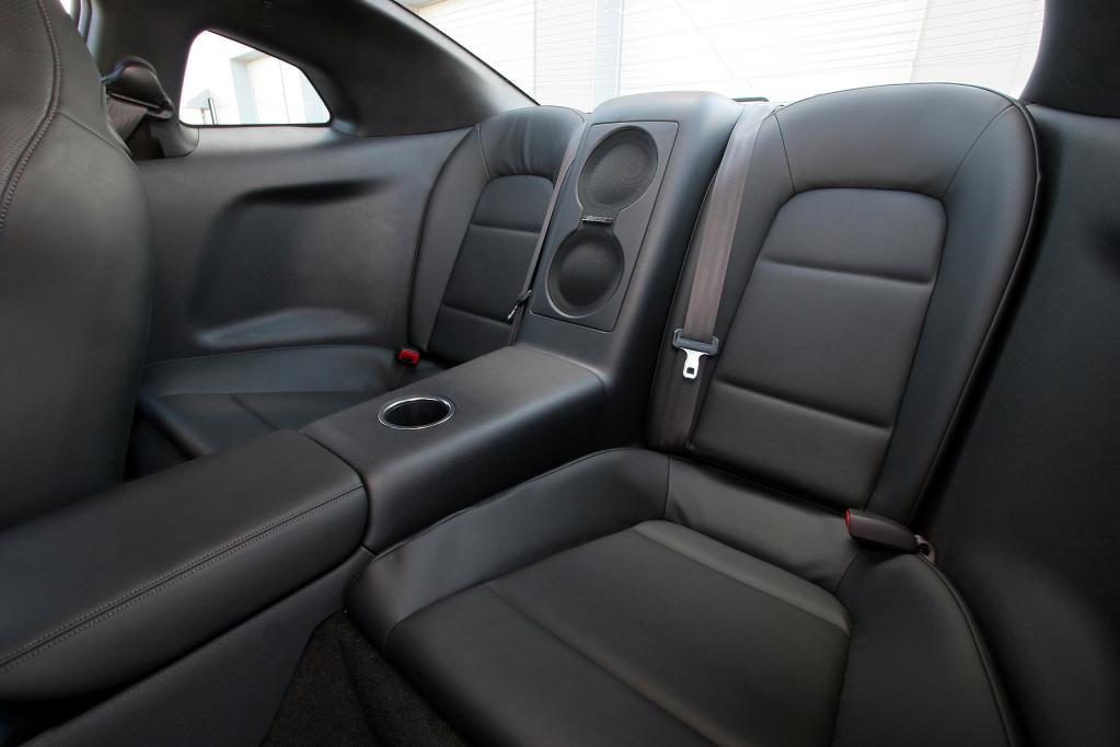 Im Innenraum geht es spartanisch bis edel zu. Für guten Sound sorgt neben dem Motor im Testwagen eine Bose-Musikanlage. 