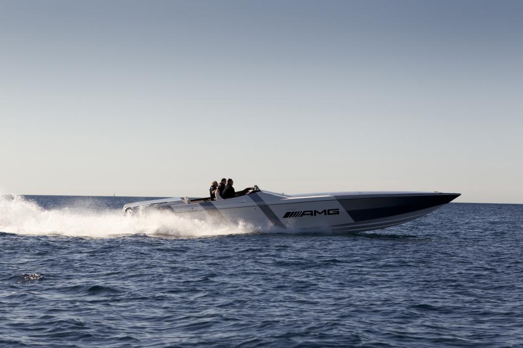 Im originalen Alubeam-Ton von AMG lackiert, funkelt das Speedboat wie ein Diamant in der Sonne