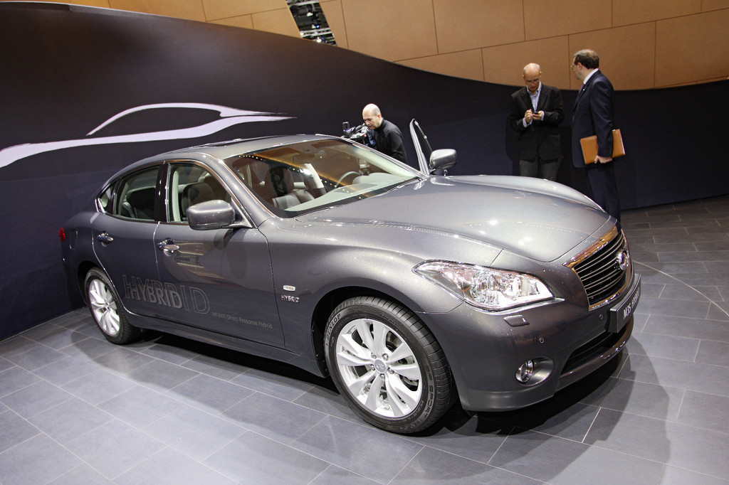 Infiniti M35h.