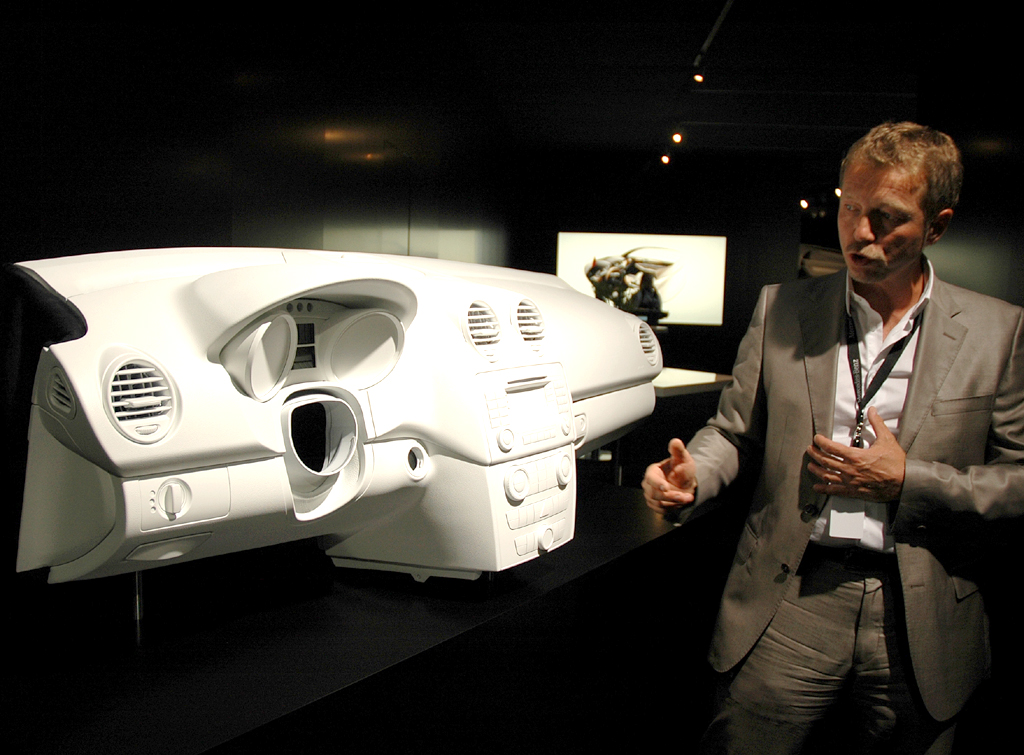 Interieur-Designer Wunderlich am Modell eines Armaturenbretts. 