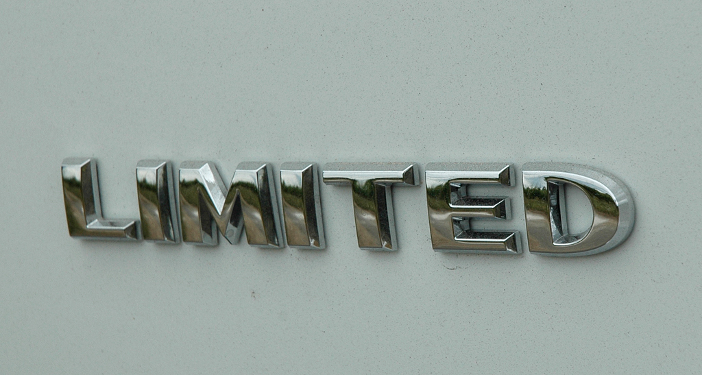 Jeep Compass: Ausstattungsschriftzug auf der Heckklappe. 
