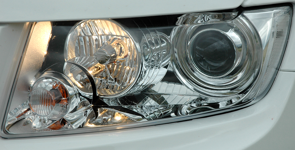 Jeep Compass: Moderne Leuchteinheit vorn. 
