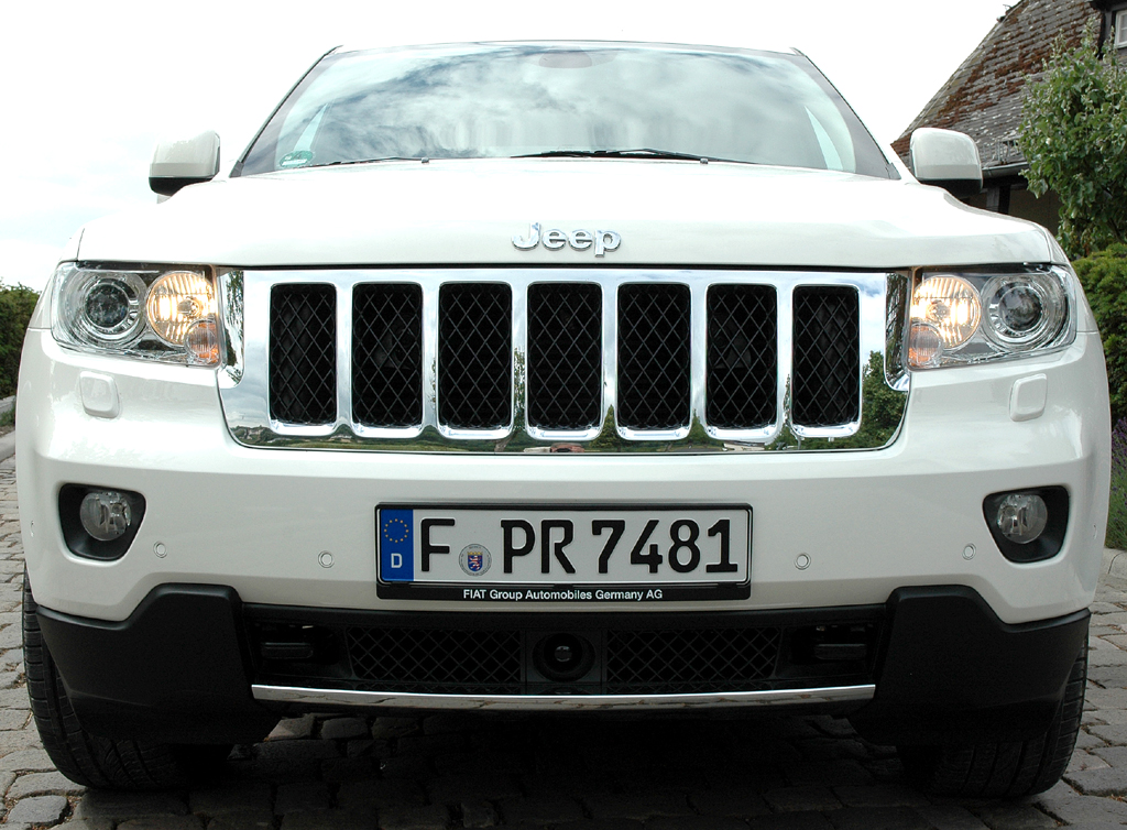 Jeep Grand Cherokee Diesel: Blick auf die wuchtige Front des Nobelhobels. 