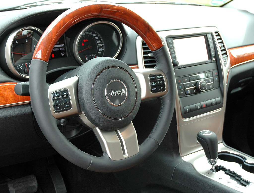 Jeep Grand Cherokee Diesel: Blick ins Cockpit des großen SUV. 