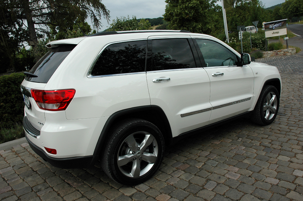 Jeep Grand Cherokee Diesel: Heck-/Seitenansicht des großen Indianers.