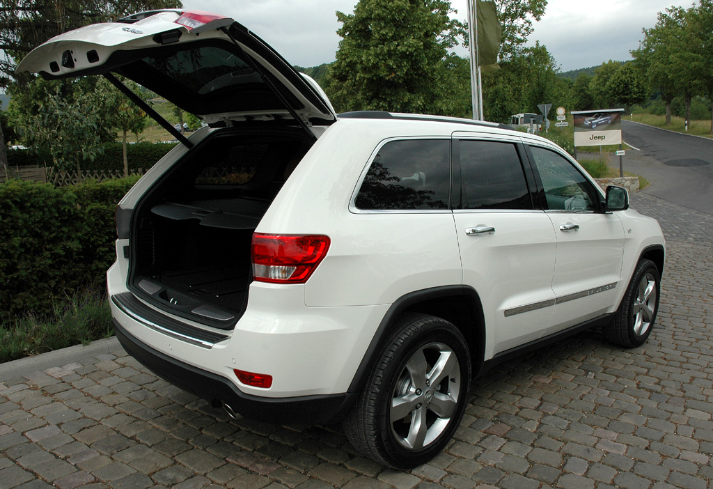 Jeep Grand Cherokee Diesel: Ins Gepäckabteil passen 781 bis fast 1558 Liter hinein. 