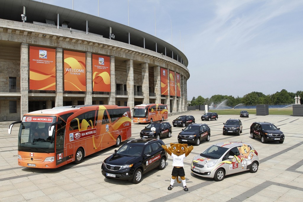 Kia übergab dem Organisationskomitee der Frauen-Fußballweltmeisterschaft 48 Sorento und Carens sowie einige Mannschaftsbusse.