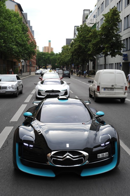 Konzeptautos von Citroën fahren durch Berlin